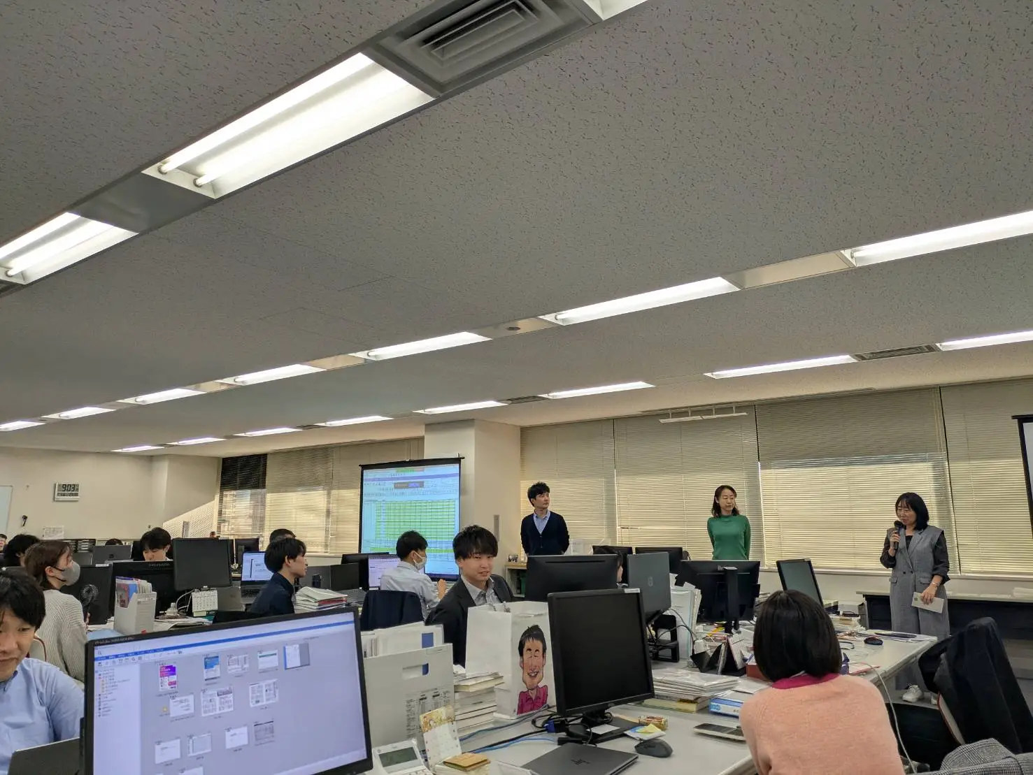 社内で未来会計を実践される様子